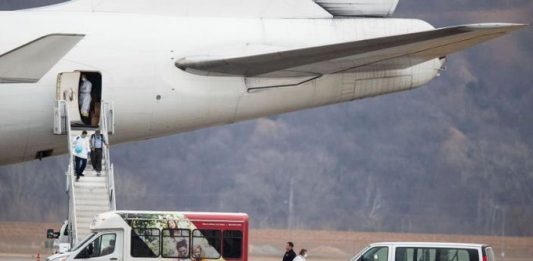 El personal sanitario que visitó bases militares estadounidenses donde había ciudadanos en cuarentena por el coronavirus no había recibido preparación y carecía del equipo necesario.