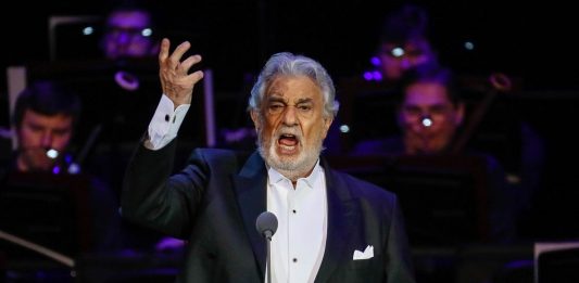 El tenor Plácido Domingo ha decidido retirar sus próximas representaciones de "La Traviata" en el Teatro Real de Madrid y también se retirará de las representaciones en los teatros
