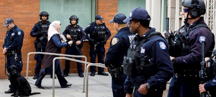 El departamento de Crímenes de Odio de la Policía de Nueva York investiga una agresión en el metro de la Gran Manzana contra una mujer que llevaba una máscara