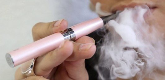 La prohibición al consumo de cigarrillos electrónicos, cuya importación fue prohibida esta semana por el Gobierno mexicano, fomenta la búsqueda de alternativas ilícitas no reguladas para menores de edad