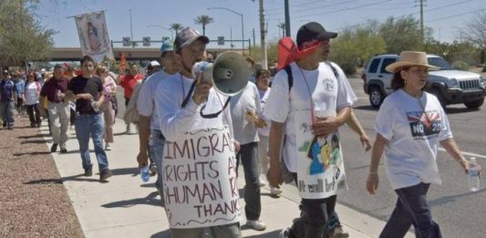 Defensores de los inmigrantes se manifestaron contra una nueva propuesta legislativa que obliga a todos las dependencias policiales trabajar en conjunto con ICE.
