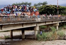 Puente Simón Bolívar, el muro del sueño venezolano El Puente Simón Bolívar ha dejado de ser puente para convertirse en muro. El sueño de muchos venezolanos termina allí, bajo su estructura, que en vez de unir su país con Colombia rompe las esperanzas por un futuro mejor para muchas familias.