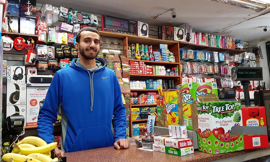 Alwan asegura que su padre, el due&ntilde;o de la tienda, ve bien lo que hace y precisa que el dinero de los productos lo paga de su bolsillo.