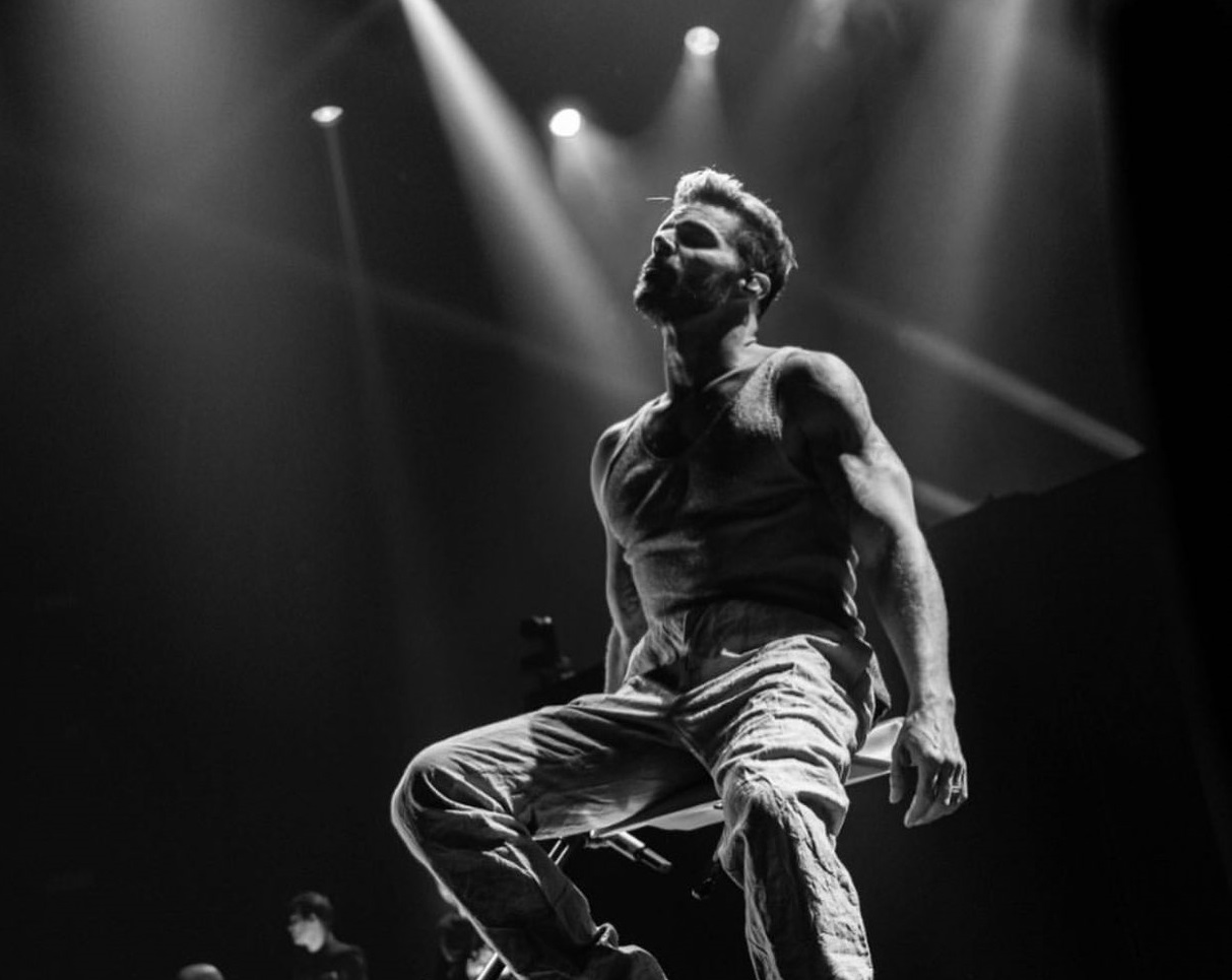 El artista, que no par&oacute; de cambiarse de vestuario durante todo el concierto, estuvo acompa&ntilde;ado por un completo espect&aacute;culo de luces y de bailarines.