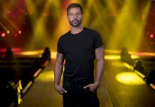 Emotivo recuerdo de Ricky Martin a los damnificados por los terremotos "Puerto Rico tiembla pero a nosotros nada nos tumba", dijo el artista después de unas pocas canciones en la primera oportunidad que tuvo de dirigirse a su fiel público.