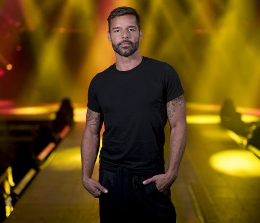 Emotivo recuerdo de Ricky Martin a los damnificados por los terremotos "Puerto Rico tiembla pero a nosotros nada nos tumba", dijo el artista después de unas pocas canciones en la primera oportunidad que tuvo de dirigirse a su fiel público.