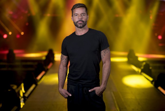 "Puerto Rico tiembla pero a nosotros nada nos tumba", dijo el artista despu&eacute;s de unas pocas canciones en la primera oportunidad que tuvo de dirigirse a su fiel p&uacute;blico.