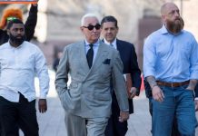 Los cuatro fiscales que llevaban el caso judicial contra el estratega estadounidense Roger Stone tramitaron este martes su renuncia
