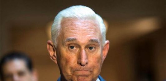 Roger Stone, un estrecho excolaborador del presidente Donald Trump, fue condenado este jueves a 40 meses (tres años y cuatro meses) de prisión, tras haber sido declarado culpable de siete cargos