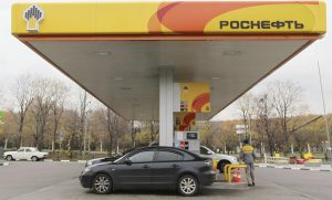 La Administración del presidente Donald Trump apretó este martes aún más el cerco al "régimen" de Nicolás Maduro y lanzó una advertencia a Moscú con sanciones a Rosneft Trading