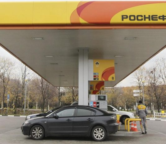 EEUU advierte a Rusia con sanciones a petrolera Rosneft por lazos con Maduro La Administración del presidente Donald Trump apretó este martes aún más el cerco al "régimen" de Nicolás Maduro y lanzó una advertencia a Moscú con sanciones a Rosneft Trading