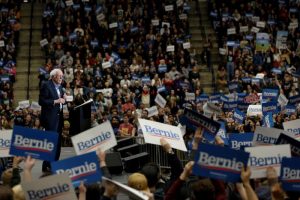 El senador izquierdista Bernie Sanders y el presidente Donald Trump demostraron este lunes que son los dos l&iacute;deres pol&iacute;ticos que m&aacute;s pasiones levantan con sendas demostraciones de fuerza durante el cierre de campa&ntilde;a
