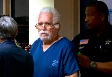 Sandy Hawkins, de 74 años, entró a una sucursal bancaria en Boca Ratón en noviembre de 2019 vestido con una camiseta con el eslogan del presidente Donald Trump "Hagamos América grande otra vez".