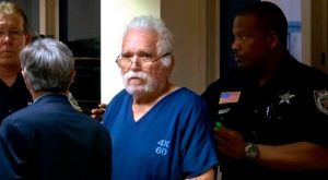 Sandy Hawkins, de 74 años, entró a una sucursal bancaria en Boca Ratón en noviembre de 2019 vestido con una camiseta con el eslogan del presidente Donald Trump "Hagamos América grande otra vez".