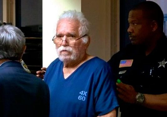 Indultan a ladrón de un banco en Florida que no aceptó más dinero del que pedía Sandy Hawkins, de 74 años, entró a una sucursal bancaria en Boca Ratón en noviembre de 2019 vestido con una camiseta con el eslogan del presidente Donald Trump "Hagamos América grande otra vez".