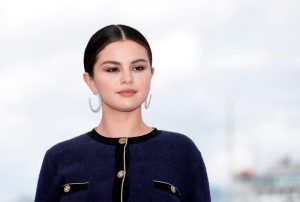 La artista estadounidense Selena Gómez respondió a preguntas de famosos, incluyendo al cantautor puertorriqueño Bad Bunny, en una entrevista en la que habló de sus lucha con el lupus, la ansiedad y la depresión, y cómo se siente parte de la comunidad de indocumentados en EE.UU.