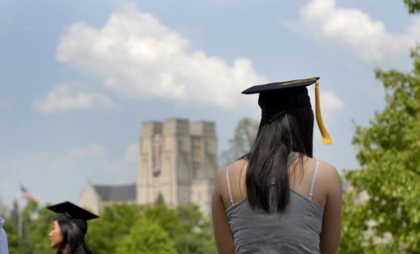 Otro requisito para que los estudiantes indocumentados puedan matricularse pagando lo mismo que los residentes de Virginia es que se hayan graduado de una escuela secundaria del Estado desde julio de 2008.