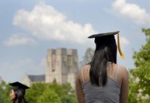 Otro requisito para que los estudiantes indocumentados puedan matricularse pagando lo mismo que los residentes de Virginia es que se hayan graduado de una escuela secundaria del Estado desde julio de 2008.