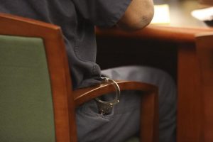 Carlos Martínez, uno de los primeros jóvenes "soñadores" que recibió su permiso de DACA en Estados Unidos, ganó su caso ante un juez de migración en Arizona, pero sigue en un centro de detenciones