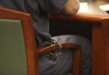 Carlos Martínez, uno de los primeros jóvenes "soñadores" que recibió su permiso de DACA en Estados Unidos, ganó su caso ante un juez de migración en Arizona, pero sigue en un centro de detenciones