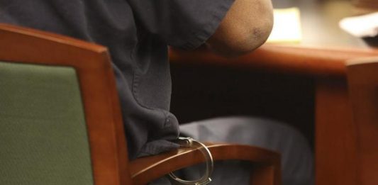 Carlos Martínez, uno de los primeros jóvenes "soñadores" que recibió su permiso de DACA en Estados Unidos, ganó su caso ante un juez de migración en Arizona, pero sigue en un centro de detenciones