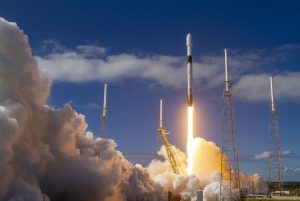 La compa&ntilde;&iacute;a SpaceX pospuso para el lunes el lanzamiento al espacio de su quinto lote de 60 sat&eacute;lites Starlink desde Florida