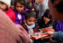 Tejana que estuvo detenida en México entregó regalos a migrantes Los menores recibieron patines, carros, muñecas, pelotas, aviones, libros para colorear , entre otros regalos que buscan alegrar su estancia en los improvisados campamentos.