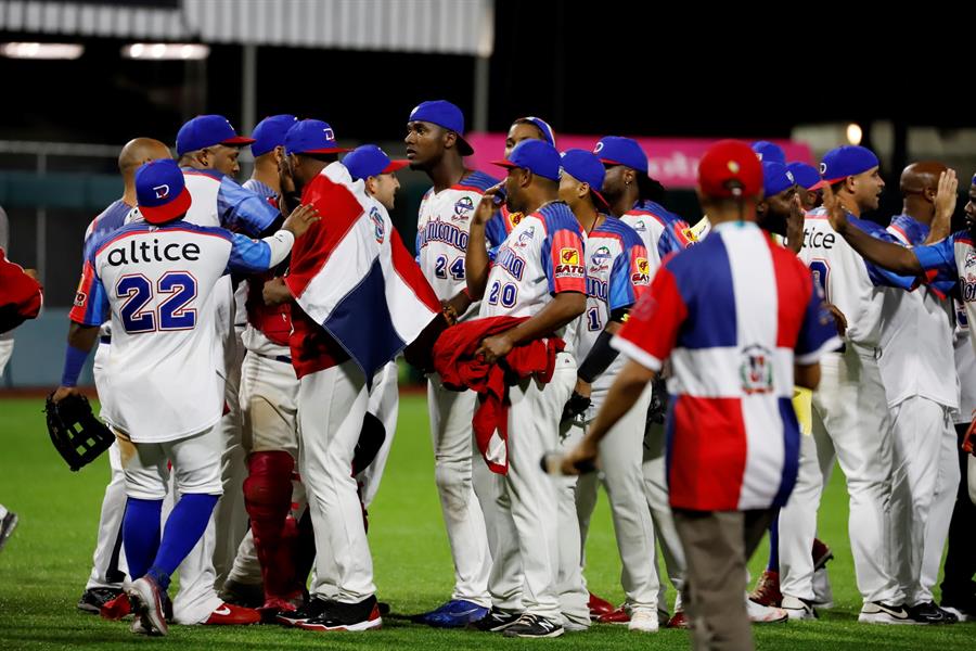 Jugadores de los Toros del Este de República Dominicana celebran este jueves el triunfo ante los Cangrejeros de Santurce de Puerto Rico, en la semifinal por la Serie del Caribe, disputada en el Estadio Hiram Bithorn de San Juan (Puerto Rico).