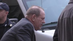 El productor de cine Harvey Weinstein, declarado culpable este lunes por dos delitos sexuales, uno de ellos violaci&oacute;n en tercer grado, fue trasladado a un hospital de la ciudad de Nueva York