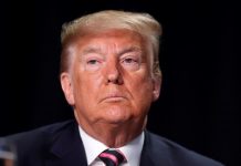 Trump quiere "explorar" ideas para un posible acuerdo comercial con Ecuador El presidente de los Estados Unidos, Donald J. Trump, escucha un discurso del presidente de la Cámara, Pelosi, durante el 68º Desayuno Anual de Oración Nacional en Washington, DC, EE. UU., 06 de febrero de 2020.