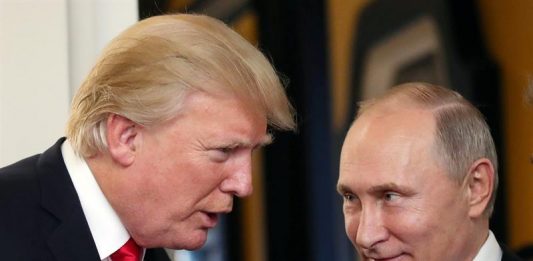 Rusia apoya a Trump, lógico, no por aquello de que entre gitanos no se leen la suerte, sino porque tener al señor Corales dirigiendo el circo debilita la presencia de Estados Unidos.