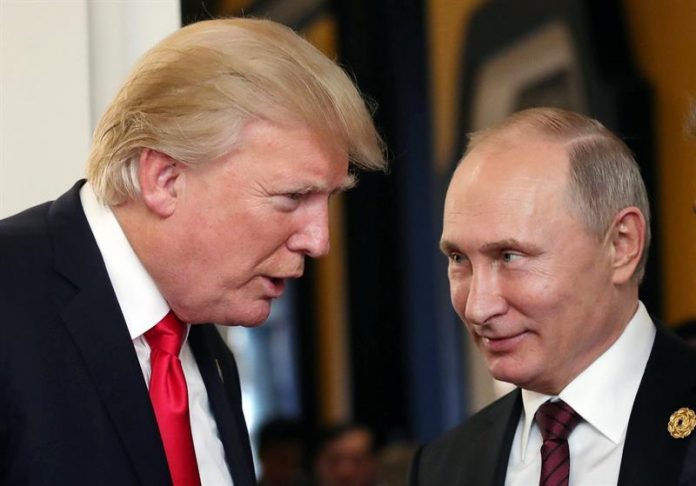 Rusia apoya a Trump, lógico, no por aquello de que entre gitanos no se leen la suerte, sino porque tener al señor Corales dirigiendo el circo debilita la presencia de Estados Unidos.