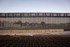El Gobierno desviar&aacute; 3.800 millones de d&oacute;lares m&aacute;s de fondos del Pent&aacute;gono para construir barreras f&iacute;sicas en la frontera con M&eacute;xico, en un nuevo paso para cumplir su promesa electoral de erigir el muro.