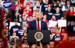 El presidente Donald Trump llevó este lunes su campaña a New Hampshire, justo donde los demócratas celebrarán mañana "las primeras primarias de la nación".