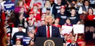El presidente Donald Trump llevó este lunes su campaña a New Hampshire, justo donde los demócratas celebrarán mañana "las primeras primarias de la nación".