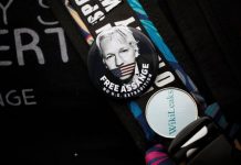 Trump ofreció indulto a Assange por negar implicación de Rusia Un testigo citado por la defensa del fundador de WikiLeaks, Julian Assange, asegura que el presidente Donald Trump le ofreció el indulto si negaba la implicación de Rusia en una filtración de correos electrónicos en 2016.