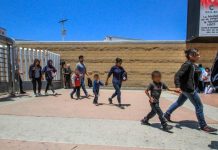 La posibilidad de convertirse en una "carga pública" como beneficiario de ayudas gubernamentales será desde este lunes un requisito que deberán sortear los inmigrantes que soliciten un visado a EE.UU.