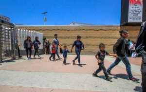 La posibilidad de convertirse en una "carga pública" como beneficiario de ayudas gubernamentales será desde este lunes un requisito que deberán sortear los inmigrantes que soliciten un visado a EE.UU.
