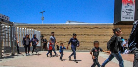 La posibilidad de convertirse en una "carga pública" como beneficiario de ayudas gubernamentales será desde este lunes un requisito que deberán sortear los inmigrantes que soliciten un visado a EE.UU.