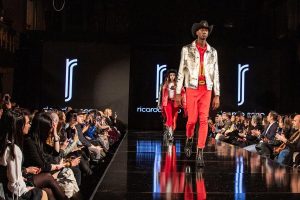 El diseñador mexicano Ricardo Seco, radicado en Nueva York, volvió a utilizar la Semana de la Moda para enviar este domingo un mensaje a los latinos