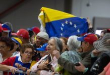 Entonando el himno de su país, grupos de venezolanos comenzaron a entrar este sábado en la enorme sala del Centro de Convenciones del Aeropuerto de Miami donde tendrá lugar el encuentro con Juan Guaidó