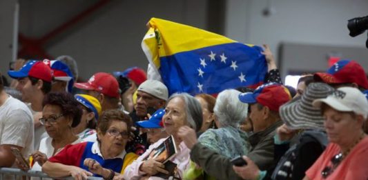Entonando el himno de su país, grupos de venezolanos comenzaron a entrar este sábado en la enorme sala del Centro de Convenciones del Aeropuerto de Miami donde tendrá lugar el encuentro con Juan Guaidó
