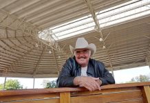 Vicente Fernández cumple este lunes 80 años de edad alejado de los escenarios pero sin olvidar sus raíces y su profundo amor por la música.