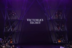 La compañía estadounidense L Brands anunció este jueves que ha llegado a un acuerdo con la firma privada Sycamore para vender el 55 % del capital de su conocida firma de ropa interior Victoria’s Secret