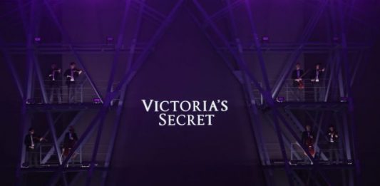 La compañía estadounidense L Brands anunció este jueves que ha llegado a un acuerdo con la firma privada Sycamore para vender el 55 % del capital de su conocida firma de ropa interior Victoria’s Secret