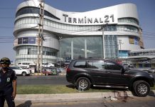 Elevan a 27 los muertos durante la matanza en centro comercial de Tailandia El primer ministro de Tailandia, Prayut Chan-ocha, informó este domingo de que 27 personas han perdido la vida, entre ellos el asaltante, y más de medio centenar resultaron heridas durante el ataque el sábado