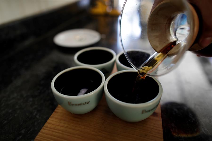 Fotograf&iacute;a del 01 de febrero de 2020 que muestra a un hombre mientras sirve caf&eacute; geisha en la finca Elida Estate de la familia Lamastus en la provincia de Chiriqu&iacute; (Panam&aacute;). 