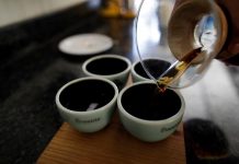 Cómo el café panameño se convirtió en una marca de lujo internacional Fotografía del 01 de febrero de 2020 que muestra a un hombre mientras sirve café geisha en la finca Elida Estate de la familia Lamastus en la provincia de Chiriquí (Panamá).