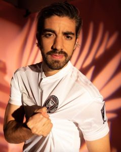El Inter Miami present&oacute; este lunes su primera camiseta local como miembro de la Liga Mayor de F&uacute;tbol de Estados Unidos, un dise&ntilde;o inspirado en las alas de la garza blanca y con detalles rosados