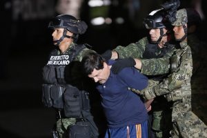 El portal mexicoestadounidense LatinUs reveló este lunes imágenes inéditas del capo Joaquín "El Chapo" Guzmán durante sus primeros minutos en el penal mexicano del Altiplano
